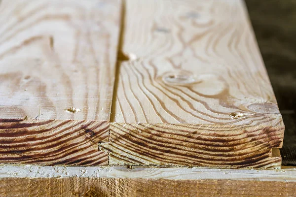 Placa marrom de madeira áspera placas instalação do piso. Matéria de madeira — Fotografia de Stock