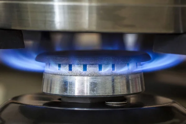 Vértes lövés kék tűz a hazai konyha tűzhely. Gáz cooke — Stock Fotó