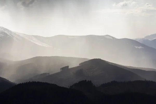 Vue imprenable sur les magnifiques montagnes des Carpates brumeuses, cov — Photo