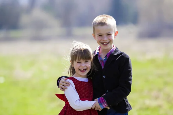 Retrato de hermosos niños rubios sonrientes con niño divertido te — Foto de Stock