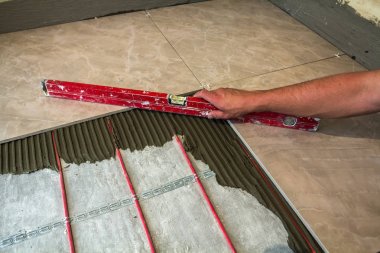 Seramik kiremit ve çatı ustası için araçlar. İşçi el yükleme yer karosu. Ev geliştirme, yenileme - Seramik Karo döşeme yapıştırıcı, harç, düzeyi.