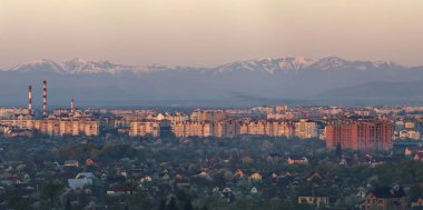 Geniş panorama, Ivano-Frankivsk City, Ukrayna Hava görünümünü. Modern turistik şehir yüksek binalar, konut üç aylık dönemler ve uzak Karpat Dağları'nın zemin üzerine yeşil sokakları ile sahne.