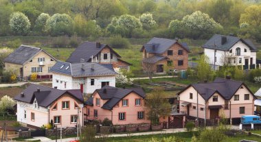 Sessiz banliyö binalar. Yeni modern comforta ile sokak