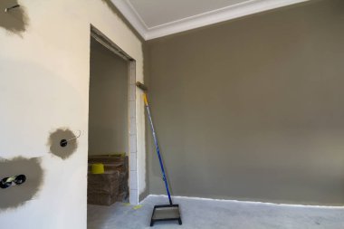 Silindir, boya ve tamir yapmak için araçlar boş daire salonunda. İnşaat ve tadilat kavramı.