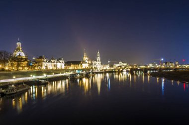Gece cityscape görünümü yansımaları e ile tarihi binaların