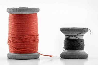 Makaraları veya çok renkli dikiş ipliği makaralar. Tüm c konuları