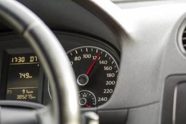 Modern lüks siyah arabanın iç görünümü kapatın. Pano,