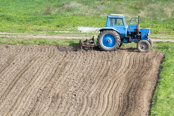 Blue Dusty Tractor Seedbed Cultivator Standing Edge Freshly Plowed Cultivated — Stock Photo, Image