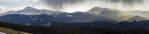 Impresionante Vista Panorámica Las Magníficas Montañas Los Cárpatos Nebulosos Cubiertas —  Fotos de Stock