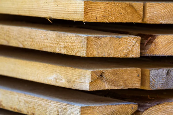 自然な茶色ラフ板のきちんとパイルド スタックのクローズ アップ 家具産業木材 — ストック写真
