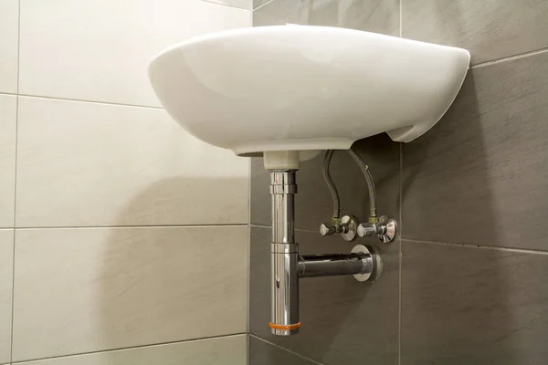 Primer plano de la nueva cerámica moderna lavabo blanco limpio lavabo blanco —  Fotos de Stock