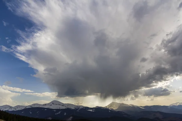 Fantástica vista de la enorme nube blanca oscura y tempestuosa coveri — Foto de Stock
