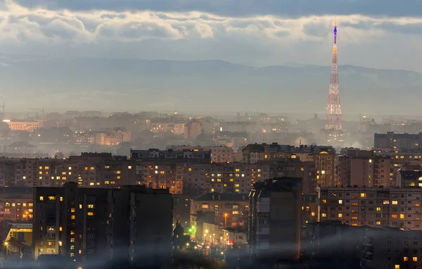 Panorama de vista aérea nocturna de la ciudad de Ivano-Frankivsk, Ucrania. Escena de la ciudad nocturna moderna con luces brillantes de edificios altos. Cuartos residenciales y grúas de construcción en el espacio urbano moderno . — Foto de Stock
