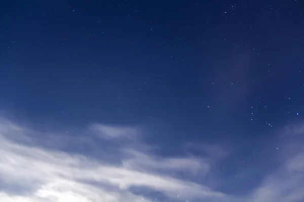 Beau ciel bleu brillant fantastique avec des nuages blancs gonflés doux, symbole de pureté et de sainteté, royaume de fantaisie et d'imagination . — Photo