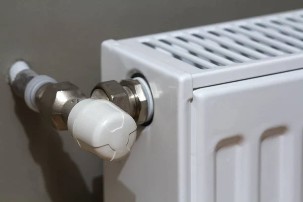 Radiador de calefacción blanco con válvula de termostato en la pared en el interior de un apartamento después de las obras de renovación . —  Fotos de Stock