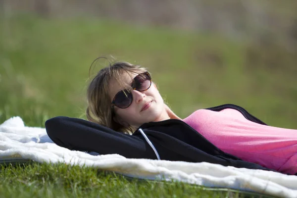 Junges hübsches blondes Mädchen in schwarzem Pullover und dunkler Sonnenbrille — Stockfoto