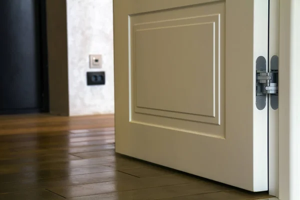 Detalhe interior da casa moderna com piso em parquet de madeira e porta branca. Apartamento após renovação close-up . — Fotografia de Stock