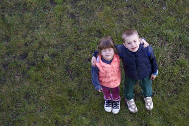 Gelen yukarıdaki iki sevimli çocuk rahat kıyafetler çocuk ve g görüntülemek