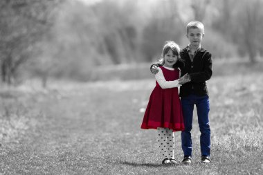 Yeni giysi St güzel çocuk portresi siyah ve beyaz