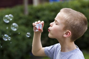 Profil sevimli yakışıklı küçük sarışın çocuk çocuk komik seriou ile