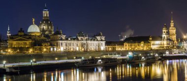 Gece cityscape görünümü yansımaları Elbe nehrinde Dresden Merkezi (Almanya ile tarihi binaların).