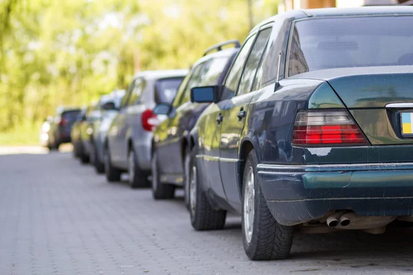 Longa fila de carros estacionados no bairro tranquilo em pav vazio limpo — Fotografia de Stock