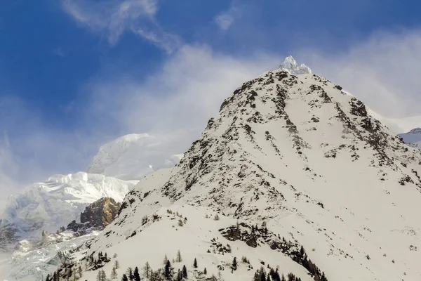 Vue aérienne à couper le souffle du sommet de montagne du Mont Blanc couvert d'esprit — Photo