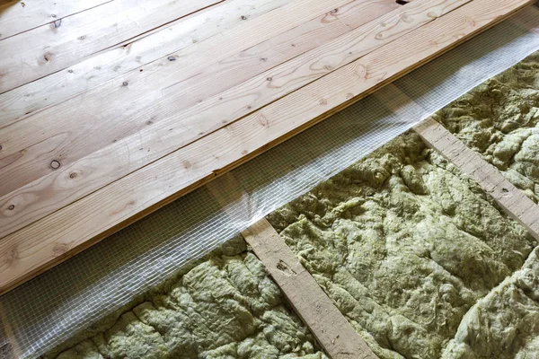 Instalación de nuevo piso de tablones naturales de madera y mineral w —  Fotos de Stock