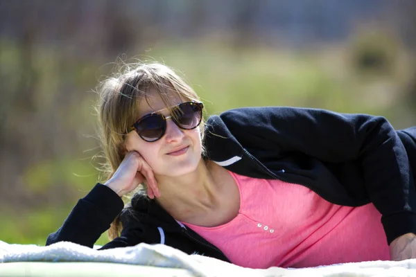 Junges hübsches blondes Mädchen in schwarzem Pullover und dunkler Sonnenbrille — Stockfoto