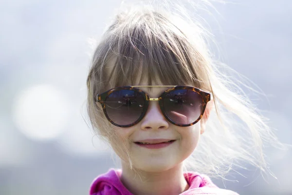 Retrato de linda menina pré-escolar loira bonita em suor rosa — Fotografia de Stock