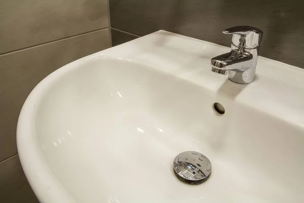 Gros plan sur le nouvel évier lavabo blanc propre en céramique moderne — Photo