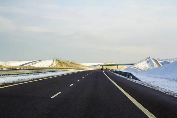 현대 넓은 부드러운 빈 아스팔트 고속도로 수평선 u 스트레칭 — 스톡 사진