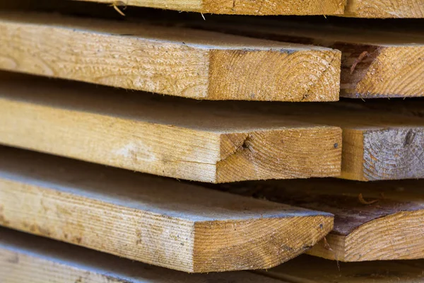 Close-up de pilha empilhada ordenadamente de marrom natural bruto de madeira boa — Fotografia de Stock