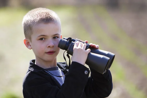 Retrato en el perfil de pequeño guapo lindo rubio chico buscando th — Foto de Stock