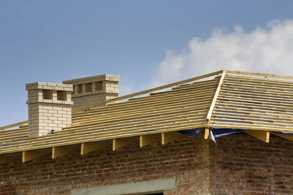 Detalle de primer plano del techo de madera de la nueva casa de ladrillo con dos blanco — Foto de Stock
