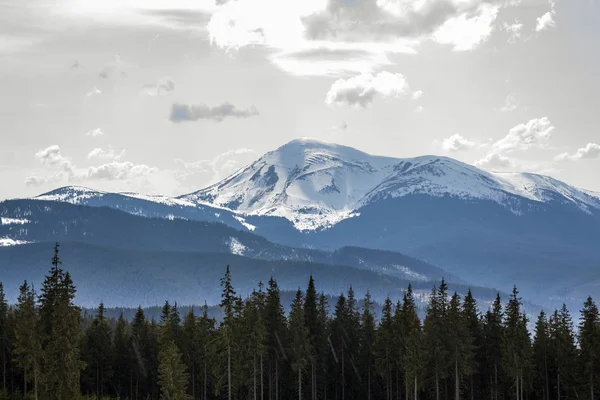 Fantastische Aussicht auf die Petros in den Karpaten — Stockfoto