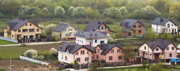 Ruhige Wohngegend. Straße mit neuem modernem Komfort — Stockfoto