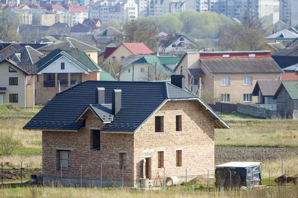 Zbrusu nový prostorný cihlový dvou příběh obytný dům s obklady — Stock fotografie