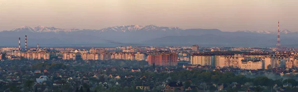 Amplio panorama, vista aérea de la ciudad de Ivano Frankivsk, Ucrania. Sce. — Foto de Stock