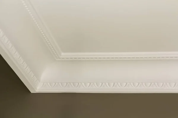 Decoración de moldeo blanco ornamental en el techo del detalle de primer plano de la habitación blanca. Renovación interior y concepto de construcción . — Foto de Stock