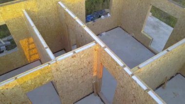Yeni ve modern modüler evin inşaatı. İçinde köpük yalıtım malzemesi olan kompozit ahşap panellerden yapılmış duvarlar. Yeni enerji tasarruflu ev kavramı oluşturuluyor.