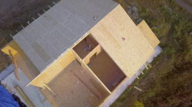 Yeni ve modern modüler evin inşaatı. İçinde köpük yalıtım malzemesi olan kompozit ahşap panellerden yapılmış duvarlar. Yeni enerji tasarruflu ev kavramı oluşturuluyor.