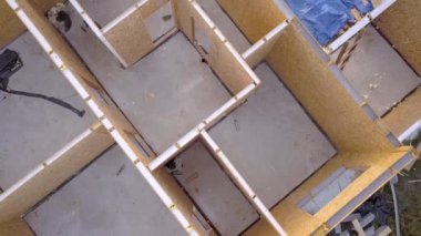 Yeni ve modern modüler evin inşaatı. İçinde köpük yalıtım malzemesi olan kompozit ahşap panellerden yapılmış duvarlar. Yeni enerji tasarruflu ev kavramı oluşturuluyor.