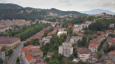 Romanya 'nın Transilvanya kentinde yer alan Brasov kentinin havadan görünüşü. Büyük Karpat dağlarıyla çevrili eski mimari yoğun yeşil ormanlarla kaplı..