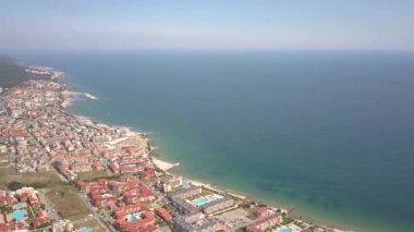 Karadeniz kıyısındaki Sunny Beach şehrinin hava manzarası. Birçok otel binası ve turistik altyapısı olan en iyi kumsal manzarası.
