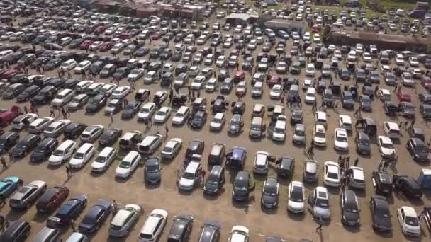 Vue Aérienne Nombreuses Voitures Stationnées Des Clients Marchant Sur Marché — Video