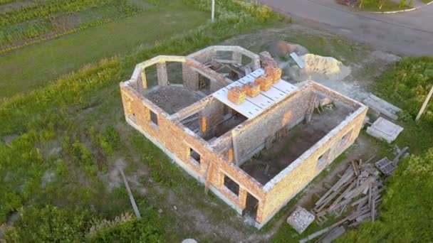 Luchtfoto Nieuwe Bakstenen Onvoltooide Huis Aanbouw — Stockvideo
