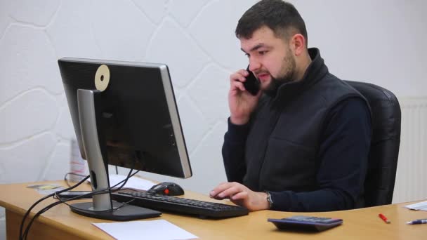 Młody Brodaty Pracownik Biurowy Człowiek Pracuje Biurkiem Komputerze — Wideo stockowe