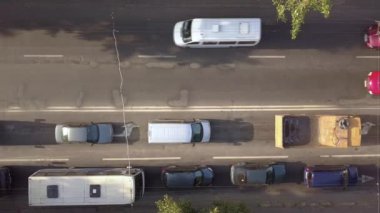 Yoğun şehir caddesinin yoğun saatlerde trafik arabalarıyla yukarıdan aşağı görüntüsü.
