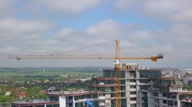 Yeni yerleşim yerinin şantiyesinde yüksek endüstri kulesi vinci.